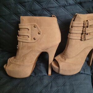 Peep toe boots